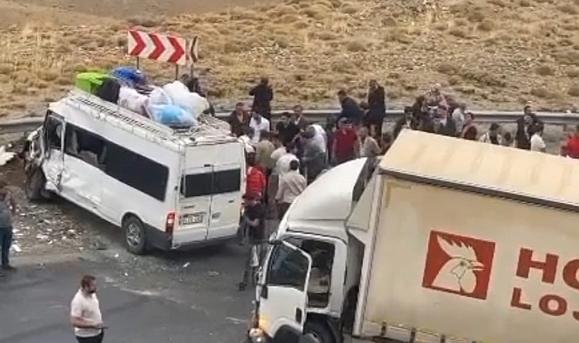 Van'da minibüs ile kamyon çarpıştı: 1 ölü, 7 yaralı