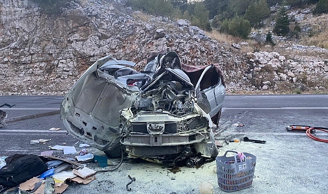 Yolcu otobüsü ile otomobil kafa kafaya çarpıştı: 1 ölü, 5 yaralı