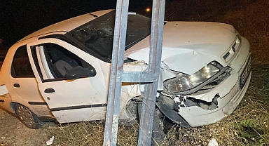 Yoldan çıkan otomobil direğe çarptı: Yaralılar var
