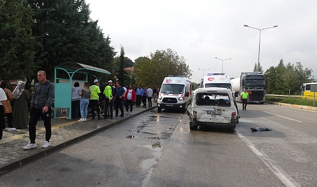Araca çarpan otomobil cami bahçesine uçtu: Yaralılar var