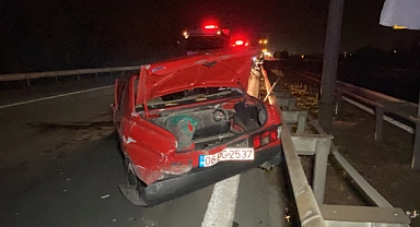 Bariyerlere çarpan otomobil hurdaya döndü: 3 yaralı