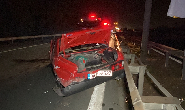 Bariyerlere çarpan otomobil hurdaya döndü: 3 yaralı