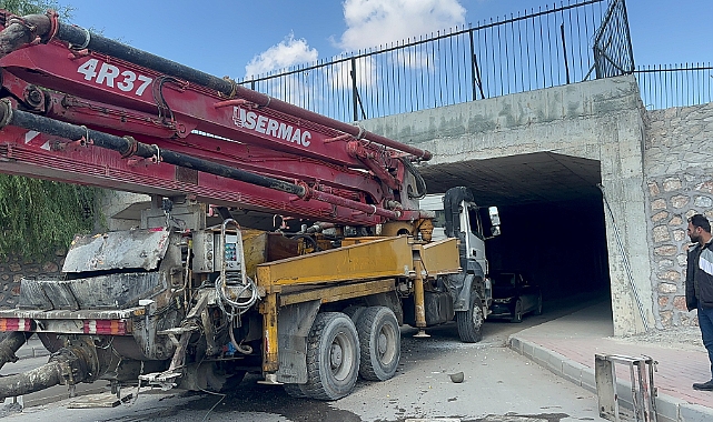 Beton pompa aracı alt geçitten geçmeye çalıştı: 2 yaralı