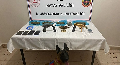 Bir araçta yapılan aramada: Tabanca ve kilolarca uyuşturucu ele geçirildi