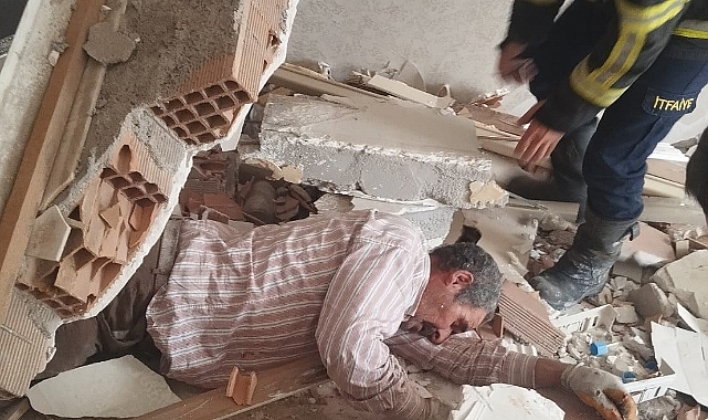 Canını hiçe sayarak ağır hasarlı binaya giren şahsın üzerine duvar çöktü