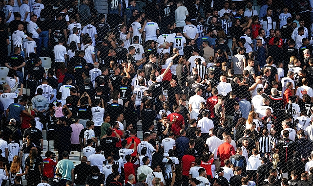Dolmabahçe'de Beşiktaş taraftarından sessiz protesto