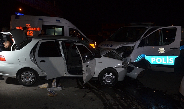 'Dur' ihtarına uymayan otomobil polis otosuyla çarpıştı: Yaralılar var