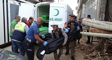 Esnaf oğlu tarafından ölü bulundu