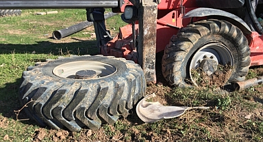 Freni boşalan iş makinası takla attı: 1 yaralı