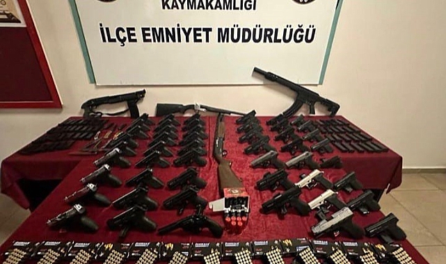 Gaziantep'te 4 tüfek ile 50 tabanca ele geçirildi