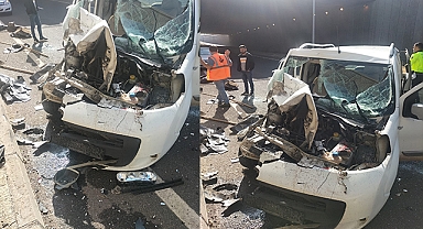 Hafif ticari araç park halindeki kamyonete çarptı: 2 yaralı