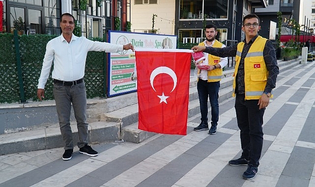 Haliliye Belediyesi bayrak dağıttı