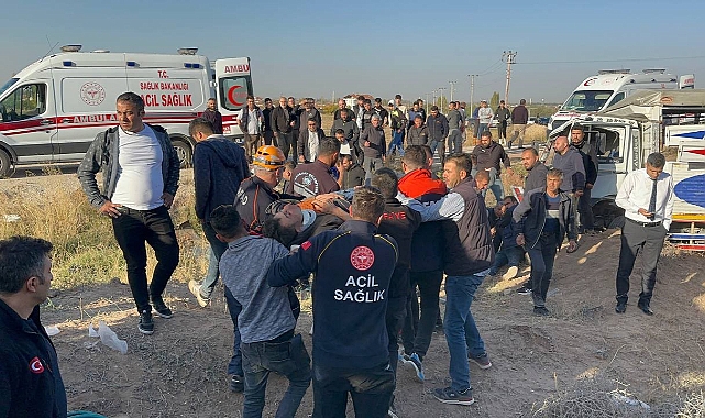 Hayvan yüklü kamyonet servis minibüsü ile çarpıştı: 2 ölü, 19 yaralı