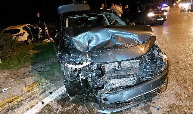 İki otomobil çarpıştı: 4 yaralı