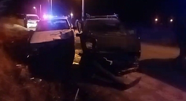 İki otomobil kafa kafaya çarpıştı: 2 yaralı