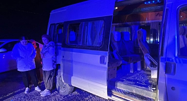 İşçileri taşıyan minibüs refüje çarptı: Yaralılar var