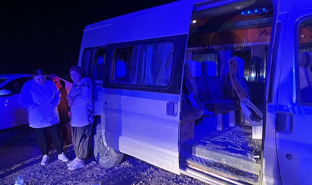 İşçileri taşıyan minibüs refüje çarptı: Yaralılar var