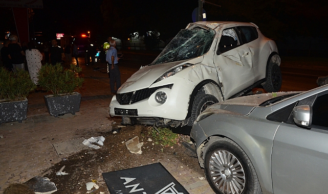 Kontrolden çıkan otomobil ortalığı savaş alanına çevirdi!