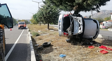 Kontrolden çıkan otomobil refüjdeki ağaca saplandı: 2 ölü