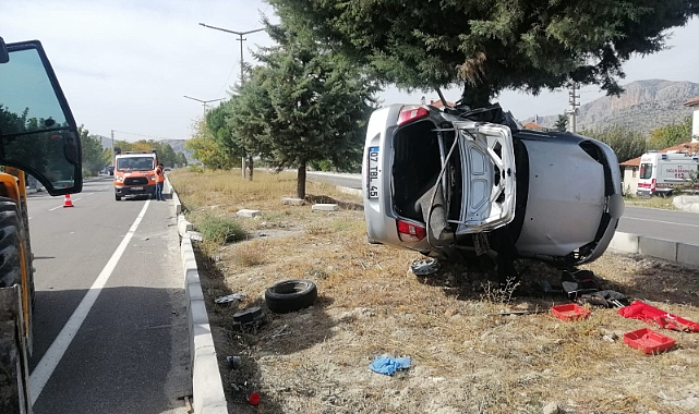Kontrolden çıkan otomobil refüjdeki ağaca saplandı: 2 ölü