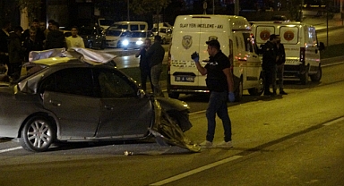 Kontrolden çıkan otomobil tırın dorsesine çarptı: 1 ölü