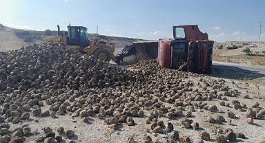Konya'da pancar yüklü tır devrildi: Yaralılar var