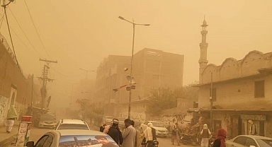 Kum fırtınası gökyüzünü turuncuya boyandı