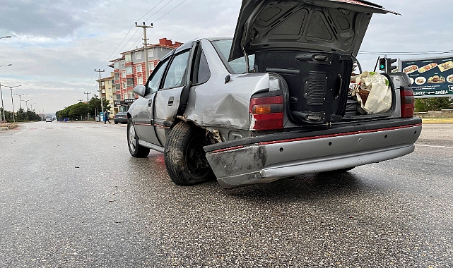 Lüks araç kırmızı ışıkta bekleyen otomobile çarptı: Yaralılar var
