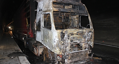 Mercimek yüklü tır tünel içerisinde alevlere teslim oldu