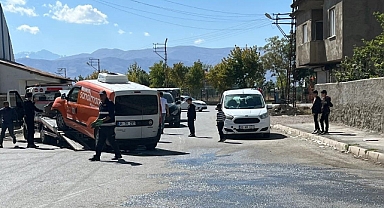 Minibüs ile kamyonet çarpıştı: Yaralılar var