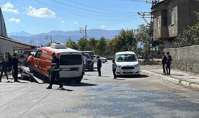 Minibüs ile kamyonet çarpıştı: Yaralılar var