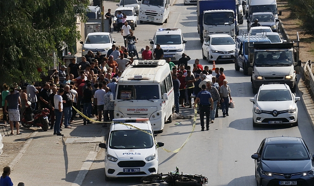 Motosiklet sürücüsü önce yayaya sonra minibüse çarptı: Ölü ve yaralı var