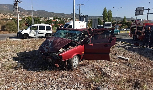 Öğretmenlerin olduğu araç otomobille çarpıştı: Yaralılar var