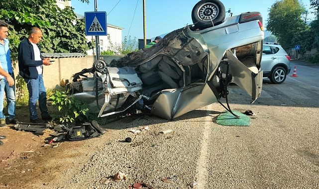 Otomobil kafa kafaya çarpıştı: Yaralılar var