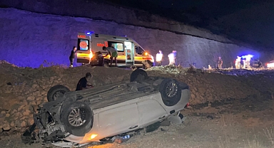 Otomobil şarampole devrildi: Yaralılar var