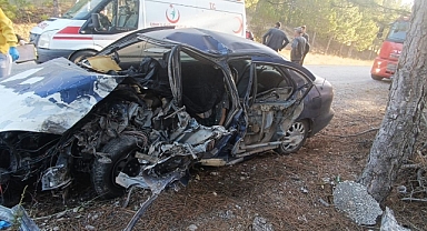 Otomobil ve kamyon kafa kafaya çarpıştı: 1 ölü, 3 yaralı