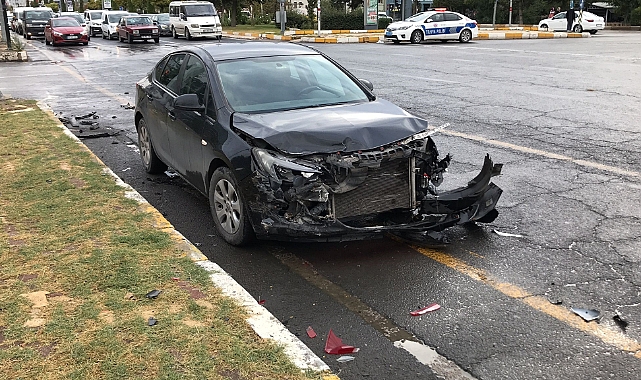 Polis aracı ile otomobil çarpıştı: Yaralılar var