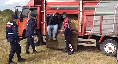 Saman balyaları arasına gizlenmiş 27 kaçak göçmen yakalandı