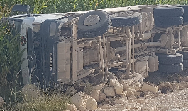 Şanlıurfa'da kamyon şarampole devrildi!