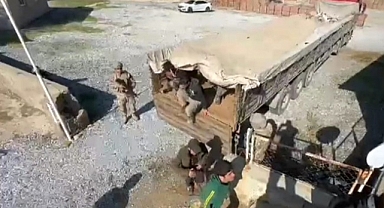 Tır dorsesinde 64 düzensiz göçmen yakalandı