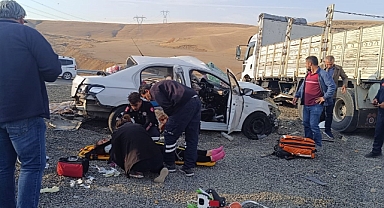Tır otomobille çarpıştı: Ölü ve yaralılar var