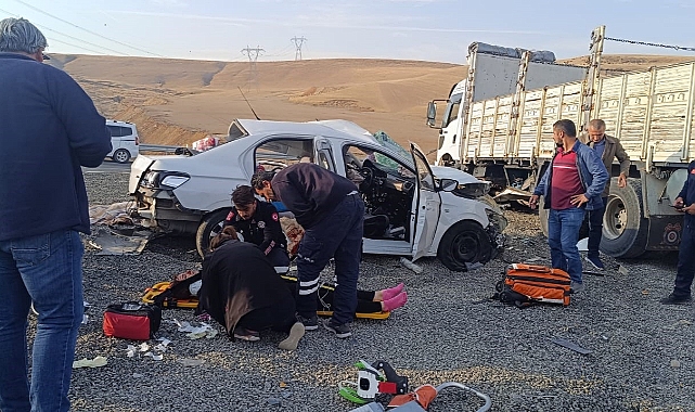 Tır otomobille çarpıştı: Ölü ve yaralılar var
