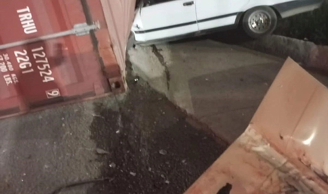 Tırdan düşen yük konteyneri 3 araca zarar verdi