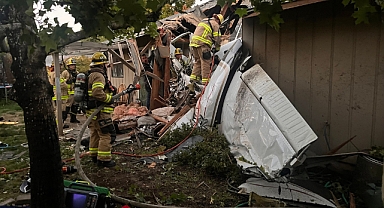 Uçak evin üzerine düştü: Ölüler var