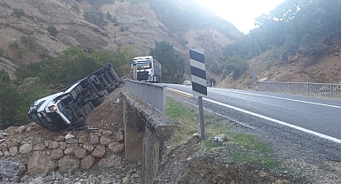 Virajı alamayan tır devrildi: Yaralı var