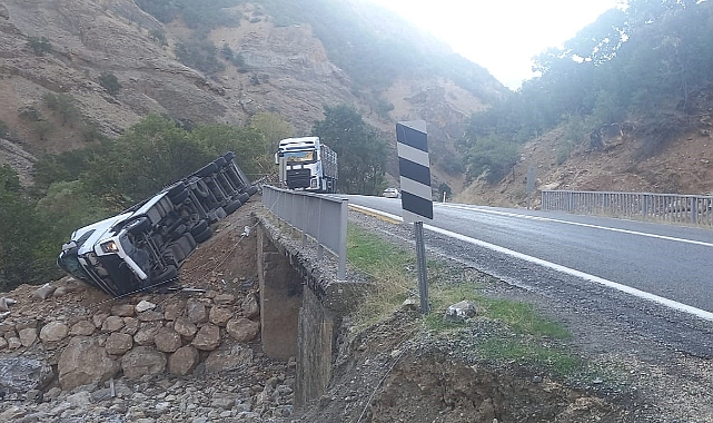 Virajı alamayan tır devrildi: Yaralı var