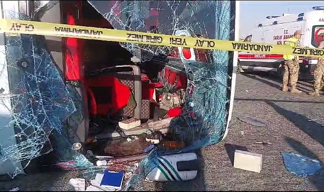 Viranşehir'de otomobille çarpışan otobüs devrildi: 1 ölü, 14 yaralı