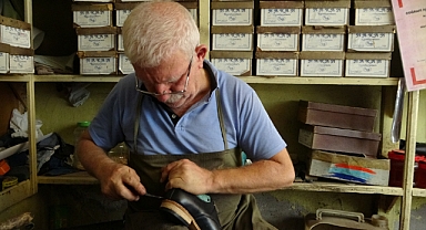 Yarım asırdır tahta çivilerle ayakkabı üretiyor