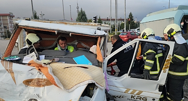 Yolcu minibüsü kamyonetle çarpıştı: Çok sayıda yaralı