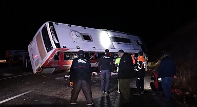 Yolcu otobüsü devrildi: 8’i ağır 38 yaralı